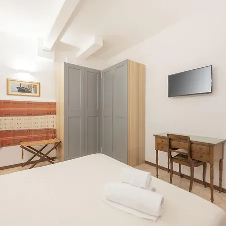 Апартаменты Casa Luna - 10 Min From Train Station