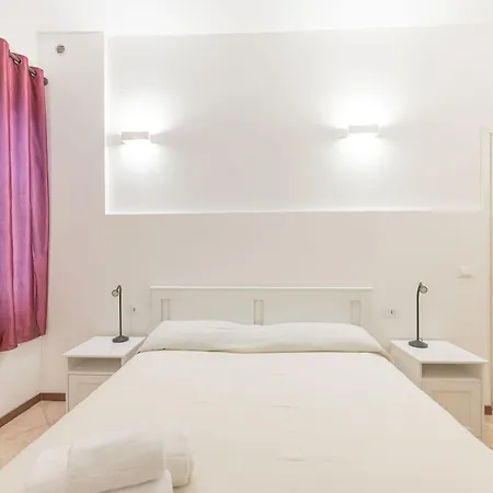 Casa Luna - 10 Min From Train Station Apartment